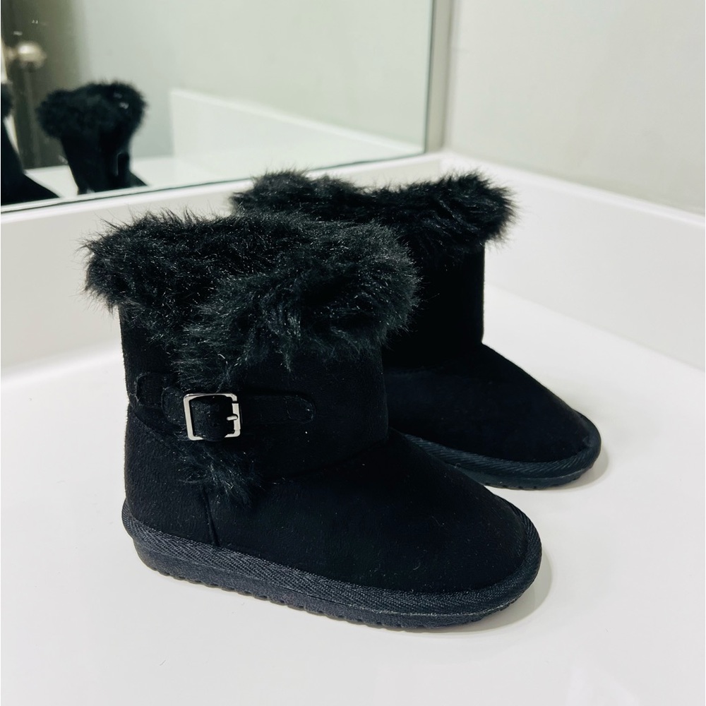 THE CHILDREN’S PLACE BLACK FUR BOOT